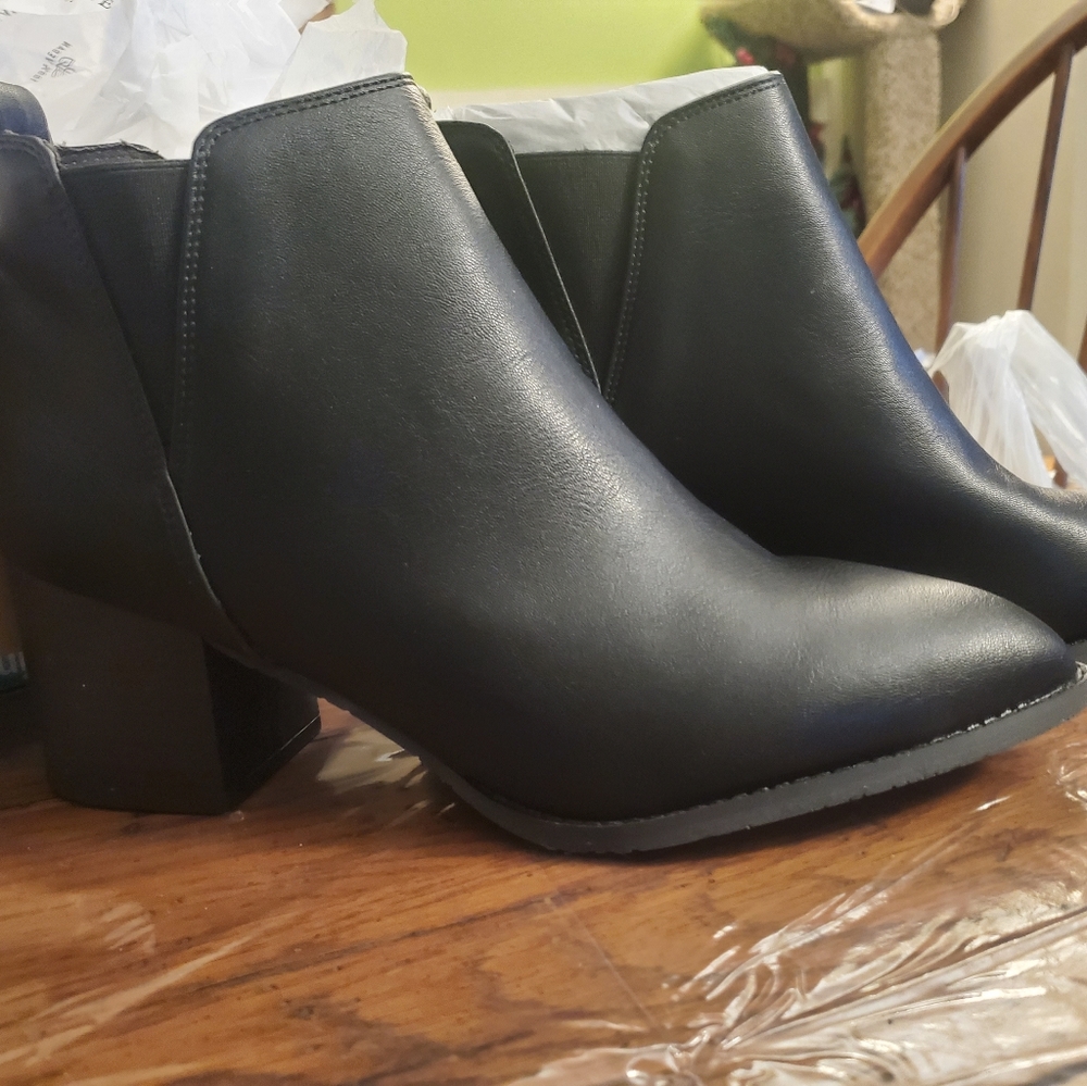 Black pointy toe heeled boots